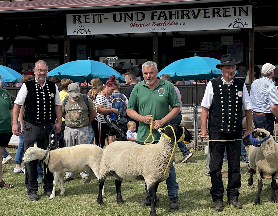 Mitglieder bei der Tierzuchtschau des Beerfeldener Pferdemarkt